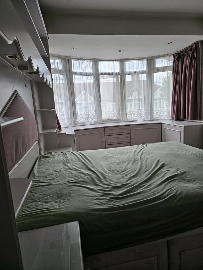 Double room near Queensbury station, shared kitche Main Photo