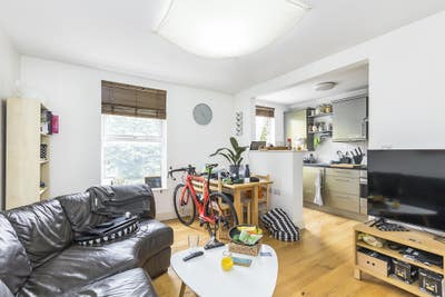 Superb 2 Bedroom Flat Maida Vale With Balcony Main Photo