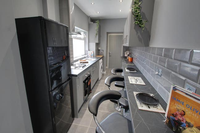 Wolverton Rd House Share | Bills Inc Main Photo