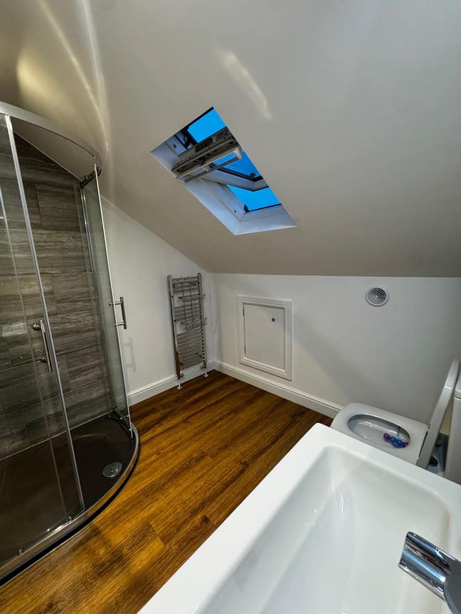 Single room with en-suite all bills included Main Photo