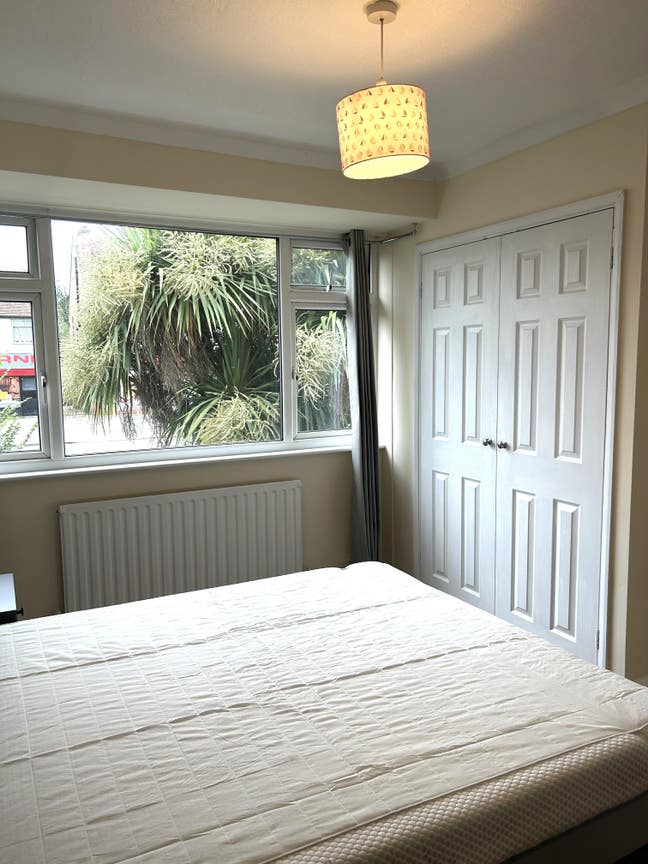 Double room in house share with private garden Main Photo