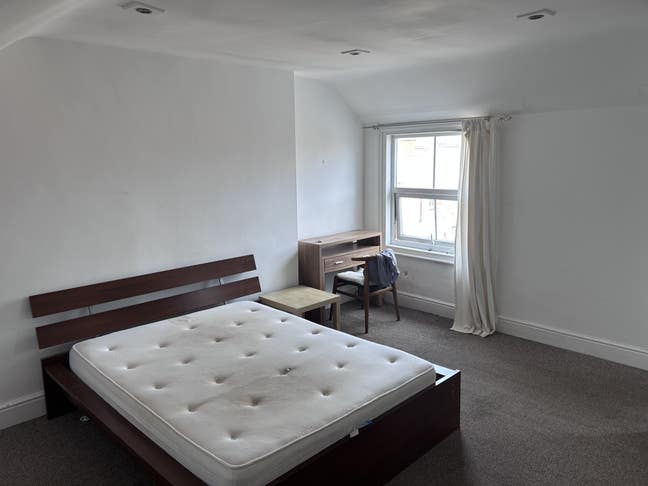 1 Very Large Double room available Immediately Main Photo