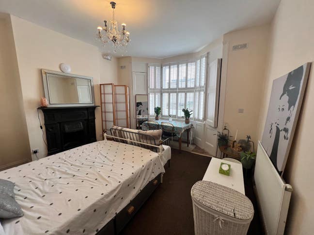 Large Room in Beautiful Huge Victorian HOUSE Main Photo