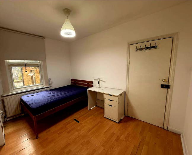 Single Room with Double Bed! Main Photo
