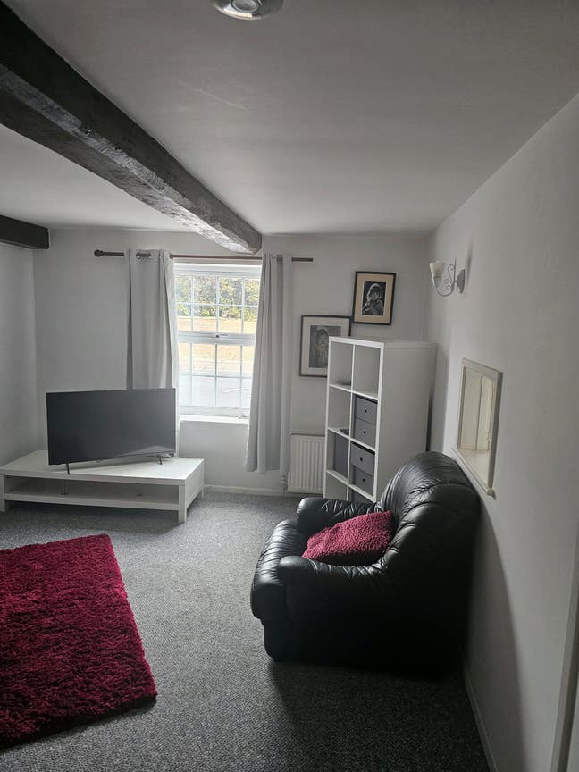 Cute two bed great for commute   Main Photo