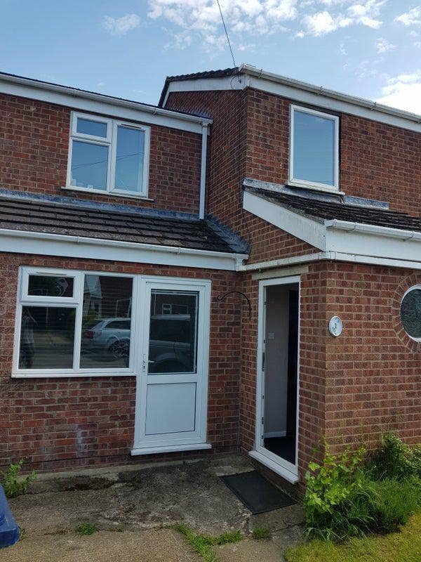 Single Room in Spacious 6 Bedroom House Main Photo