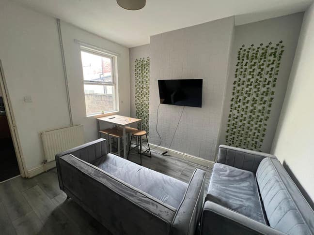 One Room Available in Large 5 Bed / 2 Bath House! Main Photo