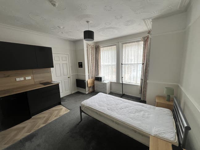 Large double room with new kitchen. Modern. Main Photo