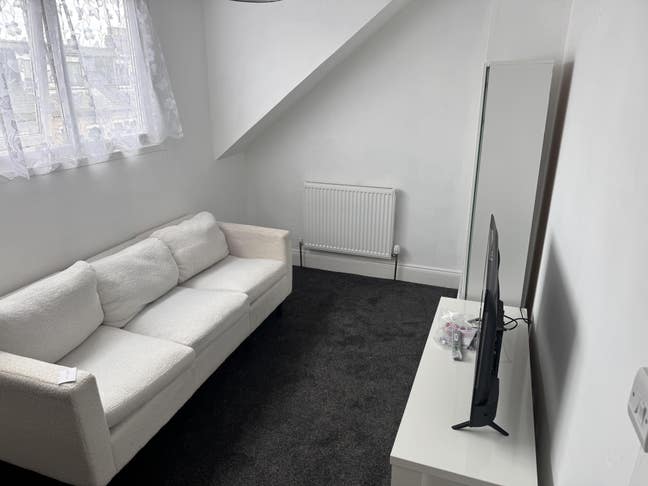 All bills included own front room and own bedroom Main Photo