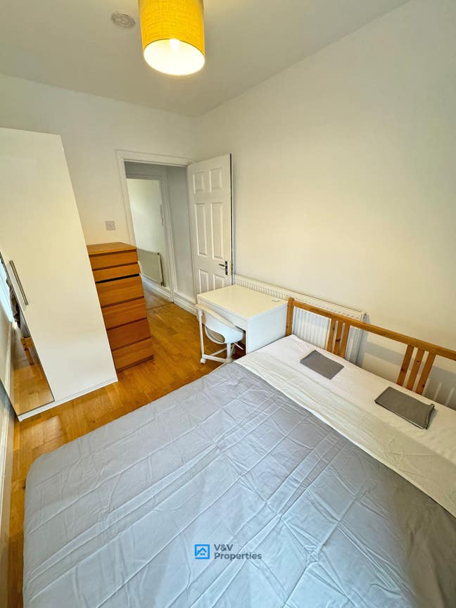 🏠 4 Rooms Available – Old Street Main Photo