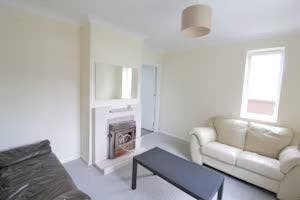 5 Double & 1 Single Rooms available - Students Main Photo