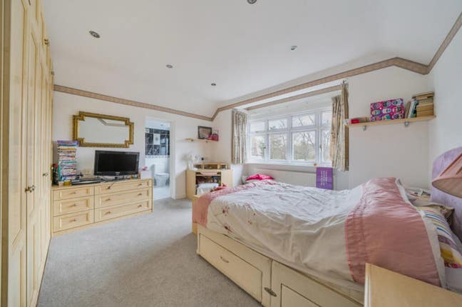 Bright Ensuite Room Available – Looking for Female Main Photo