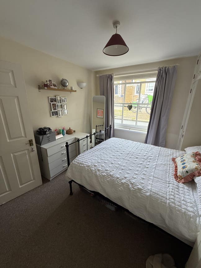 Double bedroom available in lovely Wimbledon flat  Main Photo
