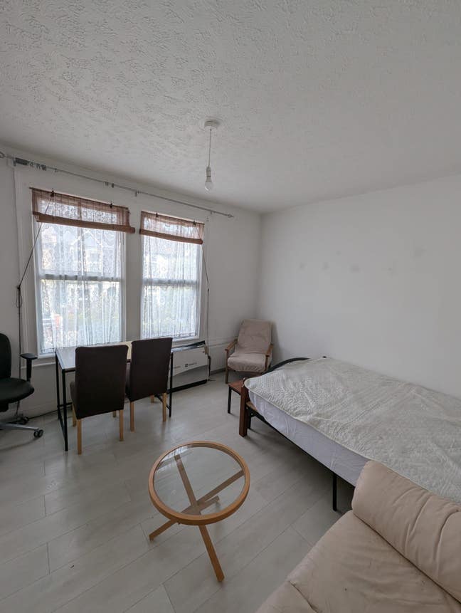 Large double room in professional household Main Photo