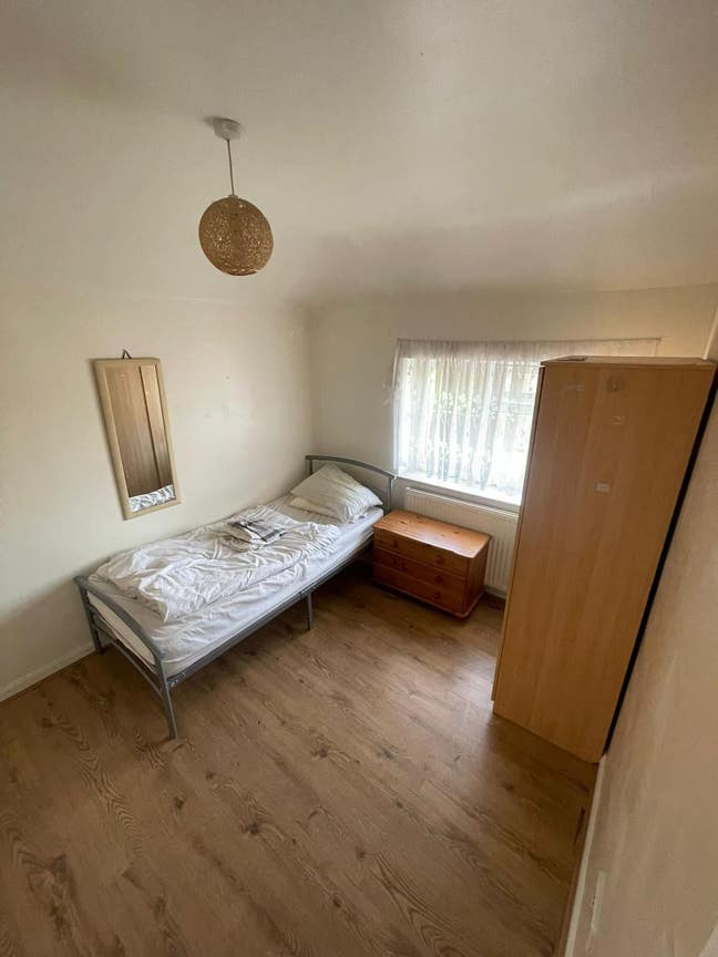 Large single room Main Photo