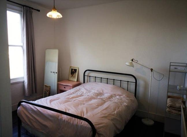 Spacious double room in Victorian house  Main Photo