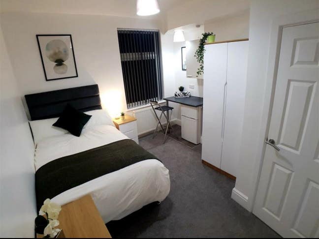 One room available in a house share. Main Photo