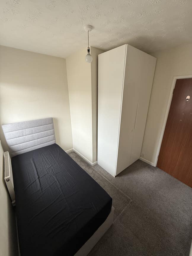 Room available at a family home Main Photo