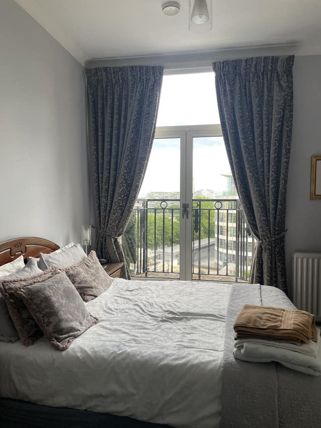 En-Suite Double Bedroom -Tower Hill - 1650 pcm  Main Photo