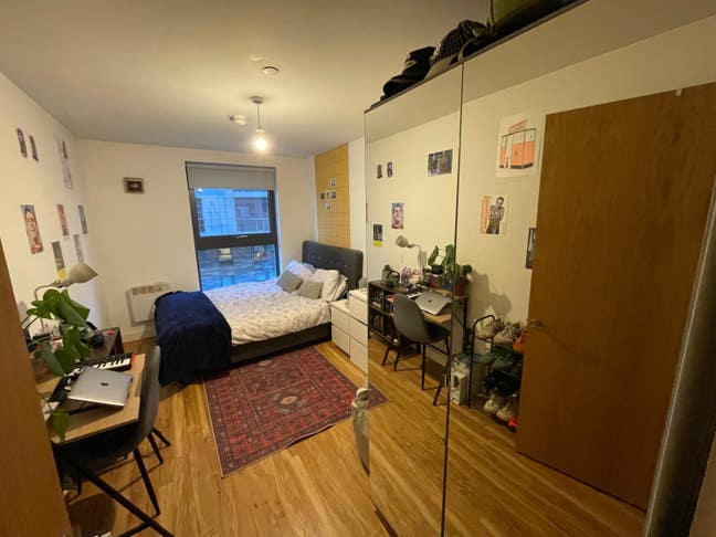1 Double Bedroom with own bathroom (Shared flat) Main Photo