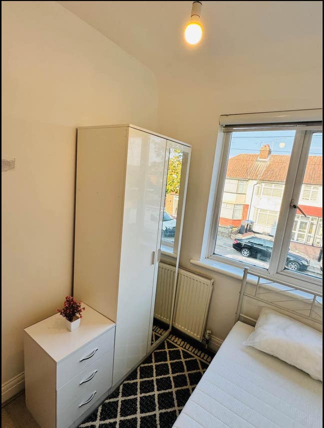 Lovely room to rent  Main Photo