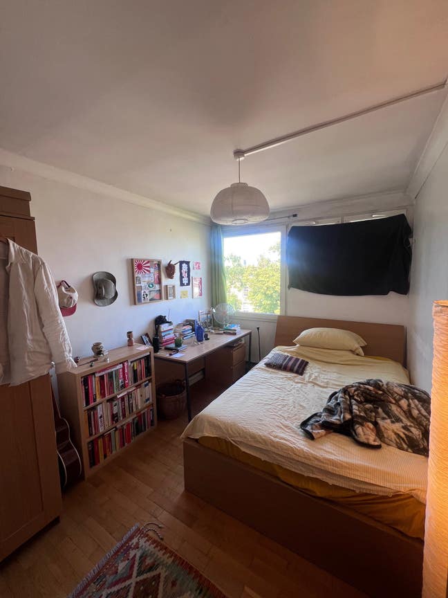 Spacious room in 5 bed flat Main Photo