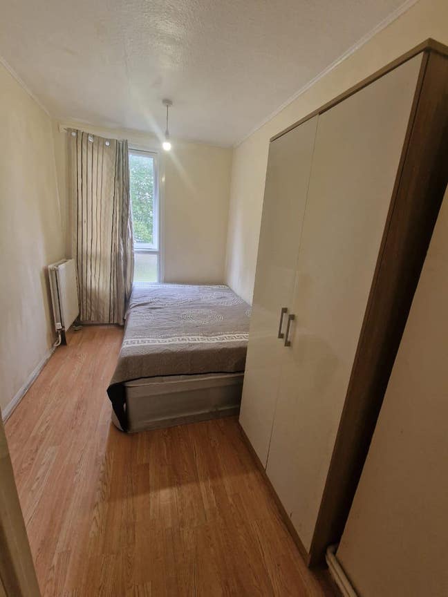 Single Room, with double bed and wardrobe Main Photo