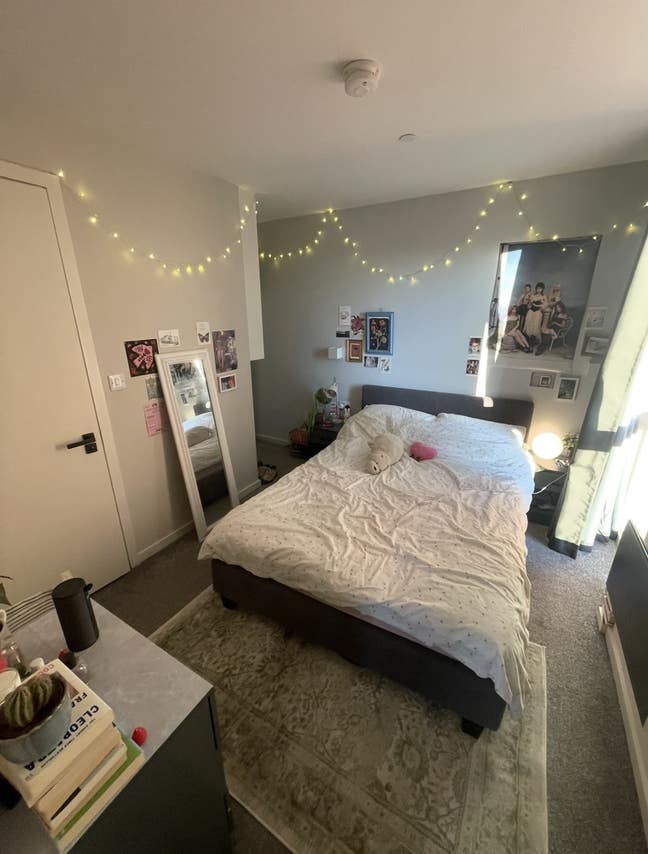Modern double bedroom with en-suite and balcony Main Photo