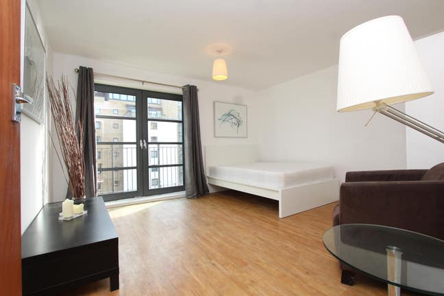 60 Seconds to Limehouse Station- Book Now!! Main Photo