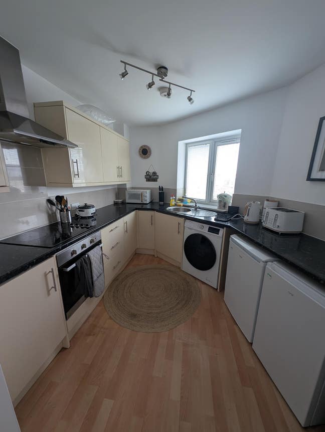 Double bedroom available to rent in furnished flat Main Photo