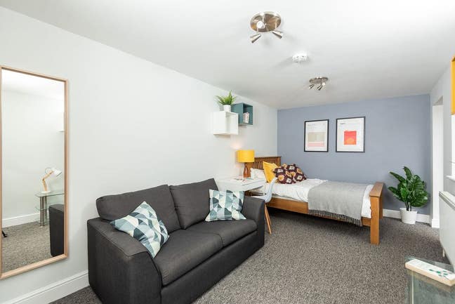 🌟 HUGE Ensuite Room + Private Courtyard Garden Main Photo