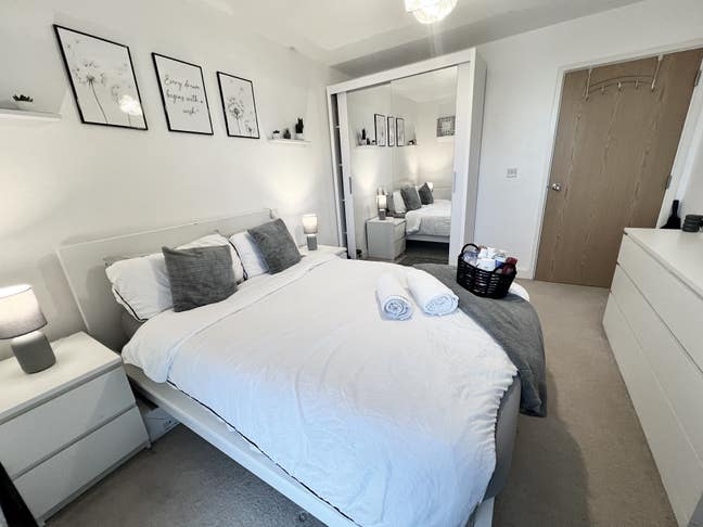 Modern Double Bedroom / Gym/ transport links Main Photo
