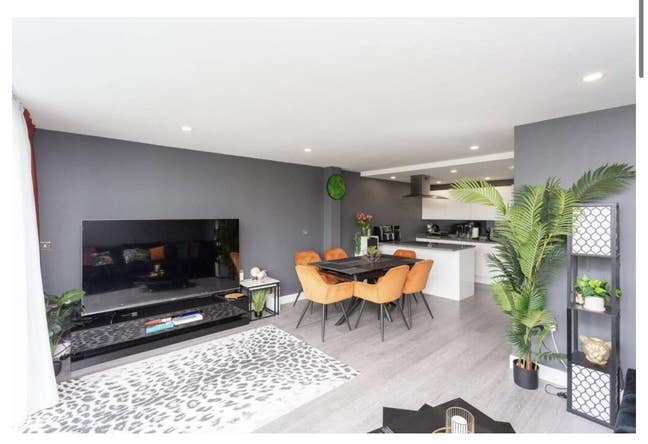 2 Rooms available in a friendly home - HP1 Main Photo
