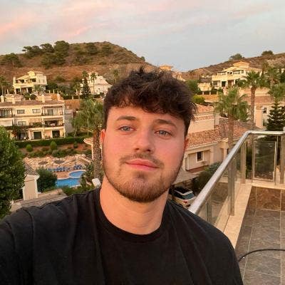 I am a professional male aged 27. I am lookin... Main Photo