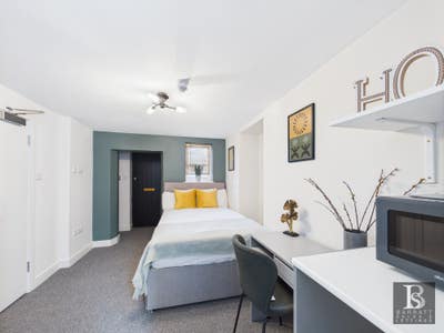 Move in January 🤩 Near Amazon - Parking & Garden Main Photo