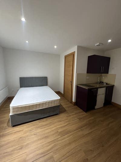 Sunny Place studio apartment to let Main Photo