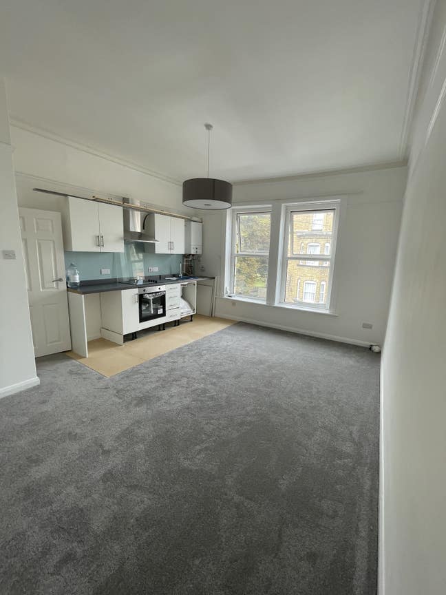 Two bedroom apartment opposite park Main Photo