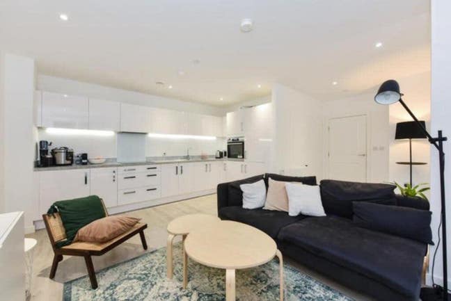 Furnished room  in a modern building w gym Main Photo