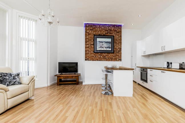 Lovely room in Clarence Parade flat - outdoor pool Main Photo