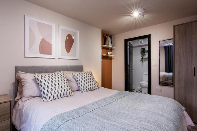 ✨ Stylish Ensuite Rooms Available – in Bury 🏡 Main Photo