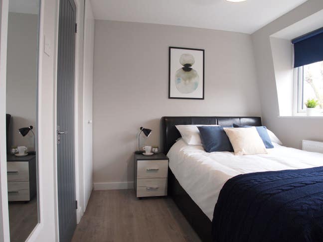 Modern En-Suite Double Room • South West London Main Photo