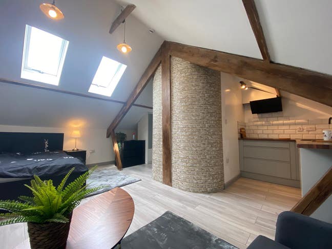Spacious Ensuite Double Bedroom NE35 Main Photo