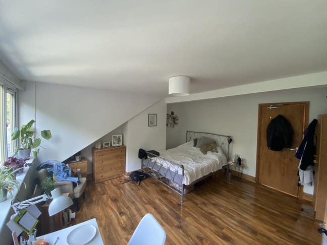 Spacious Double Bedroom in Modern House Main Photo