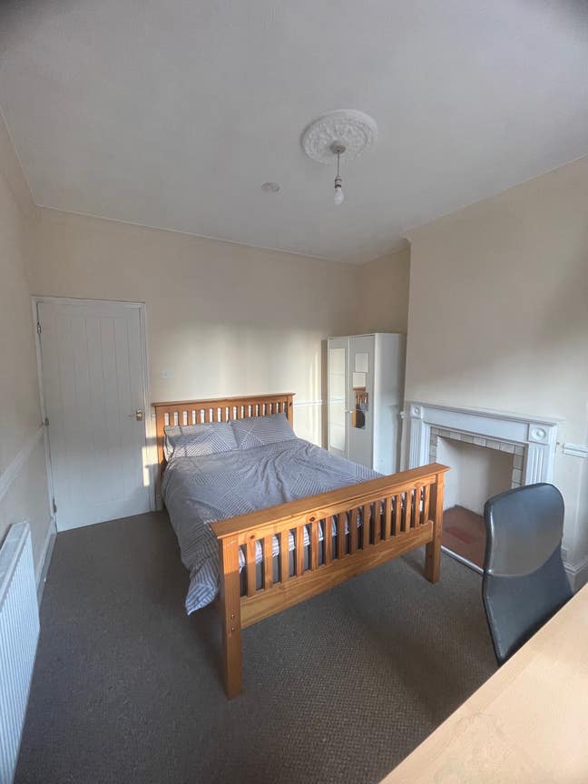 Spacious Double Bedroom in Great Location Main Photo