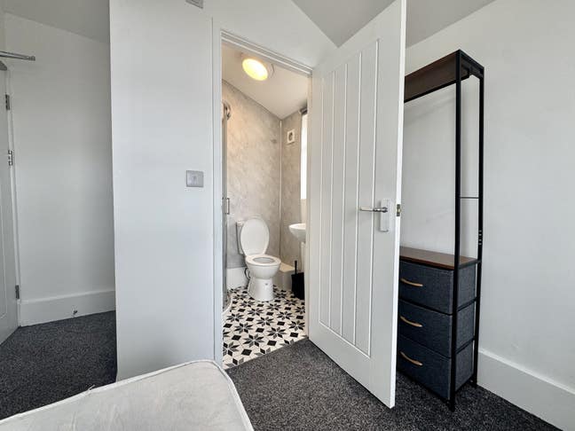 Stunning Ensuite Furnsihed Room- All Bills inc** Main Photo