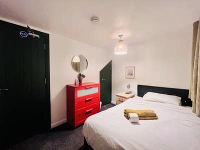 Double Bedroom with Shared Kitchen & Bathroom LE4 Main Photo