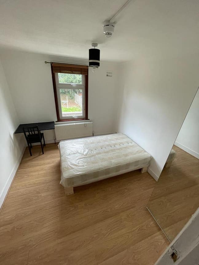 Bright Double Room in Leyton Home with garden Main Photo