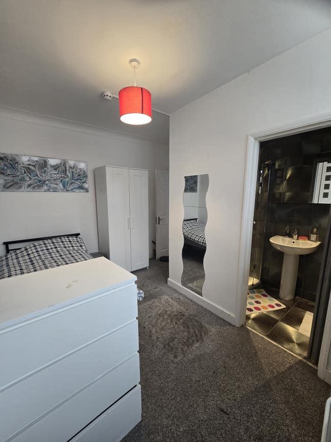 Furnished en-suite for students and professionals  Main Photo