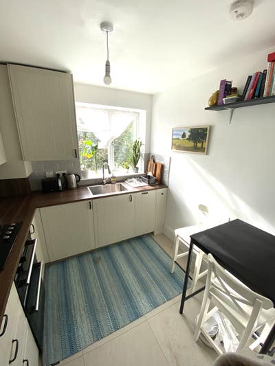 Newly refurbished large room in lovely apartment  Main Photo