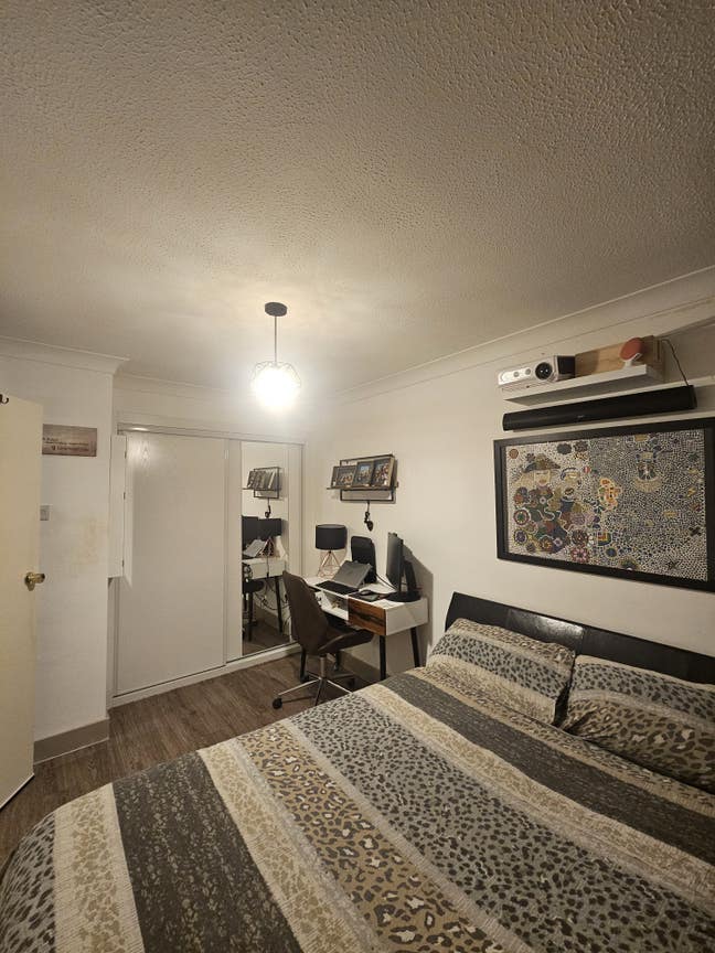 Short Term Spare Room - Living in Landlord Main Photo